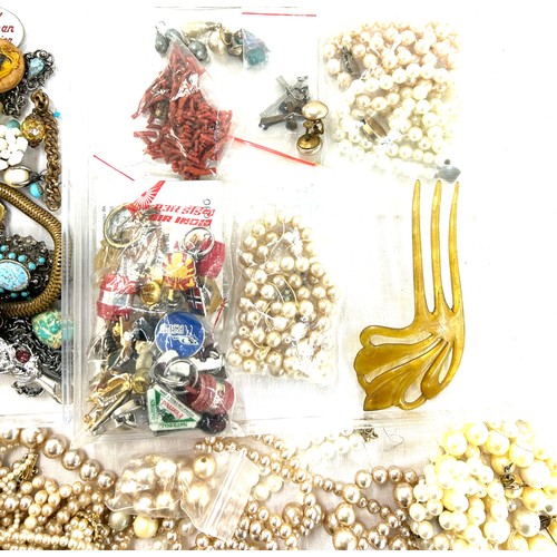 474 - Selection of assorted costume jewellery to include pearls, brooches etc