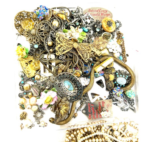 474 - Selection of assorted costume jewellery to include pearls, brooches etc