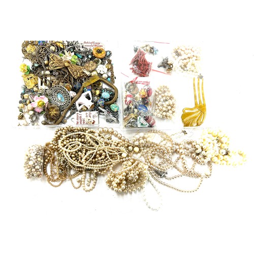 474 - Selection of assorted costume jewellery to include pearls, brooches etc