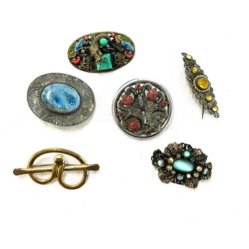 449 - Selection of vintage and later brooches