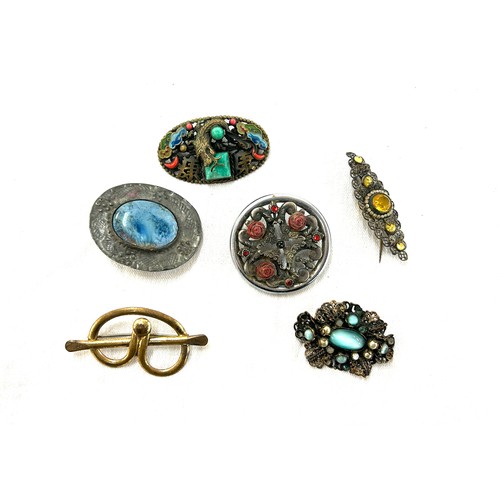 449 - Selection of vintage and later brooches