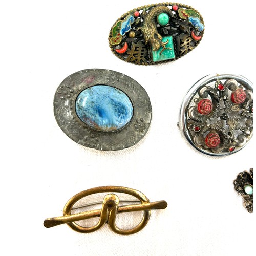 449 - Selection of vintage and later brooches