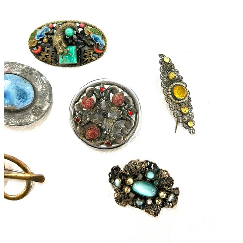 449 - Selection of vintage and later brooches