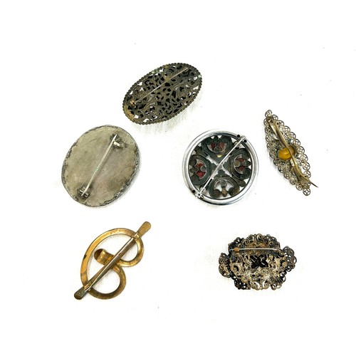 449 - Selection of vintage and later brooches