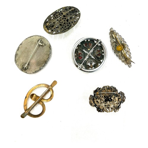 449 - Selection of vintage and later brooches