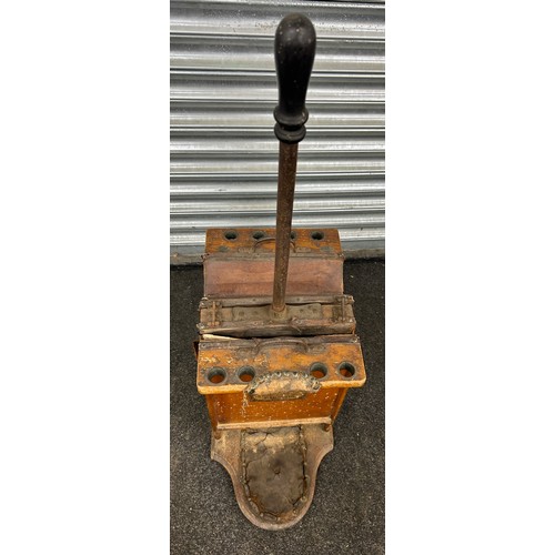 195 - Antique ' The Dustaw ' vacuum cleaner