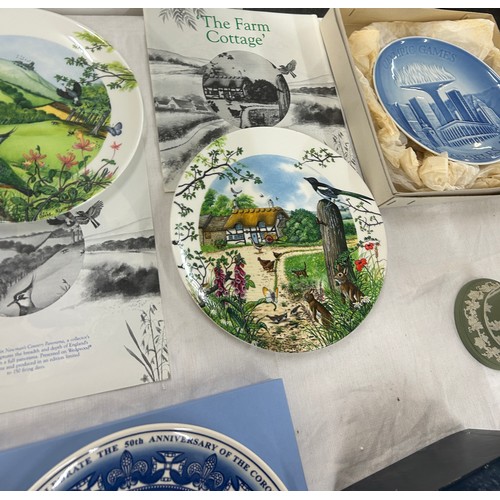 208 - Selection of Wedgwood pottery to include collectors plates with COA's and original boxes, commemorat... 