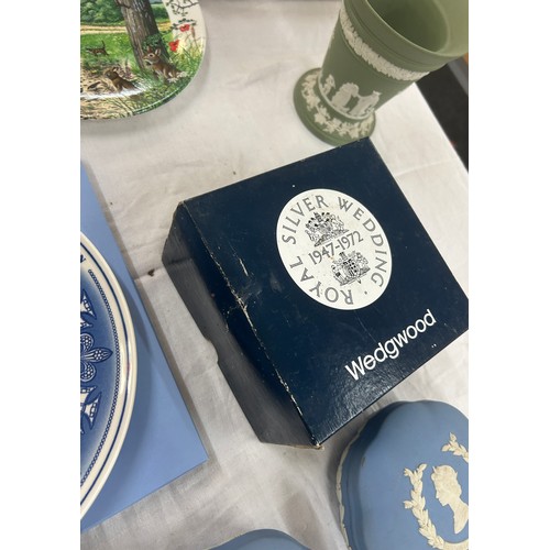 208 - Selection of Wedgwood pottery to include collectors plates with COA's and original boxes, commemorat... 