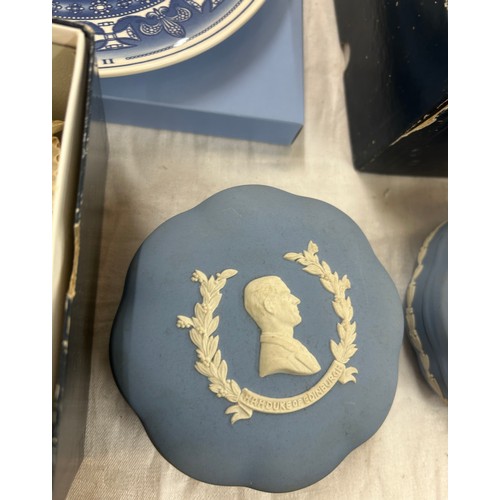 208 - Selection of Wedgwood pottery to include collectors plates with COA's and original boxes, commemorat... 