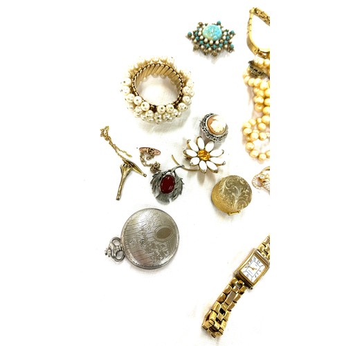 470 - Selection of vintage costume jewellery to include rings, beads, bracelet etc