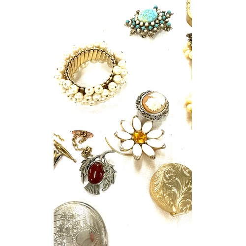 470 - Selection of vintage costume jewellery to include rings, beads, bracelet etc