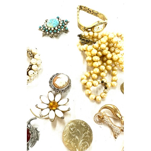 470 - Selection of vintage costume jewellery to include rings, beads, bracelet etc