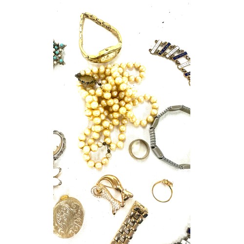 470 - Selection of vintage costume jewellery to include rings, beads, bracelet etc