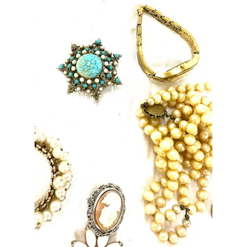 470 - Selection of vintage costume jewellery to include rings, beads, bracelet etc