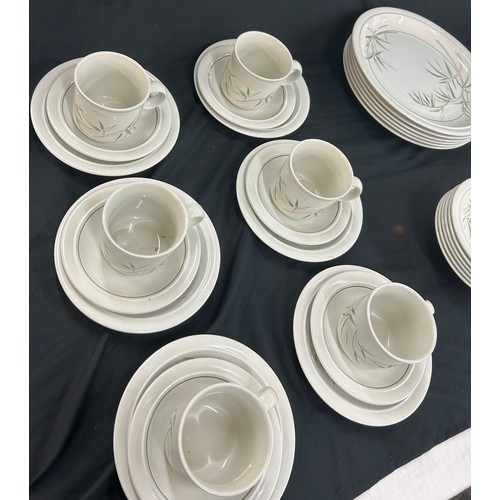 213 - Six piece tea service, green leaf design, with tea pot, cups, saucers and plates