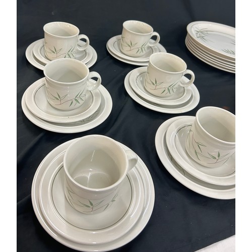 213 - Six piece tea service, green leaf design, with tea pot, cups, saucers and plates