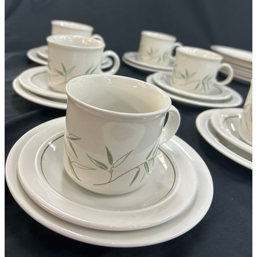 213 - Six piece tea service, green leaf design, with tea pot, cups, saucers and plates