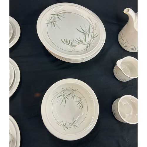 213 - Six piece tea service, green leaf design, with tea pot, cups, saucers and plates