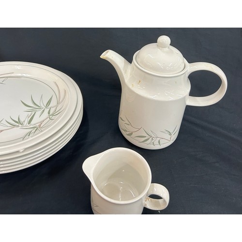 213 - Six piece tea service, green leaf design, with tea pot, cups, saucers and plates