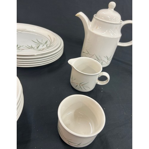 213 - Six piece tea service, green leaf design, with tea pot, cups, saucers and plates