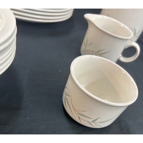 213 - Six piece tea service, green leaf design, with tea pot, cups, saucers and plates