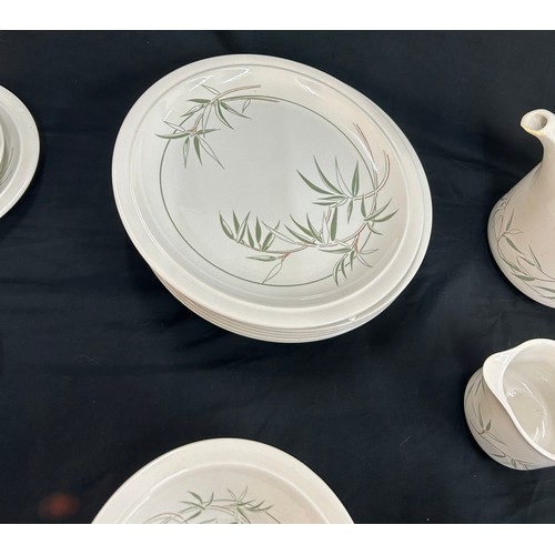 213 - Six piece tea service, green leaf design, with tea pot, cups, saucers and plates