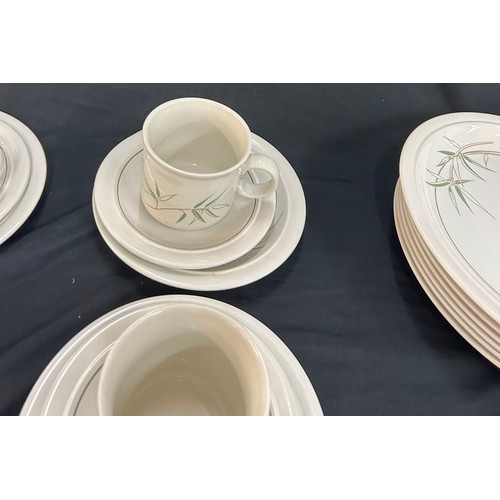 213 - Six piece tea service, green leaf design, with tea pot, cups, saucers and plates