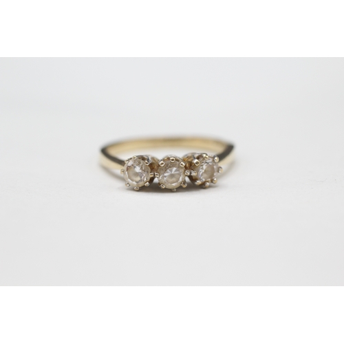 392 - 9ct gold cubic zirconia trilogy ring (2.5g)