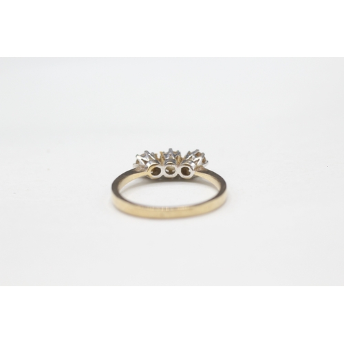 392 - 9ct gold cubic zirconia trilogy ring (2.5g)