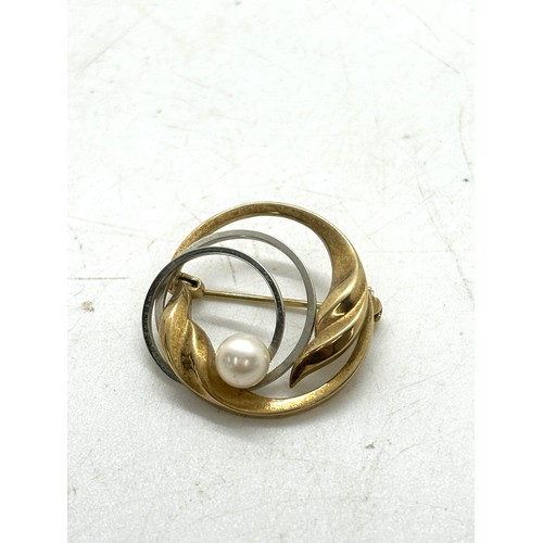 401 - 9ct gold pearl set brooch, overall weight 2.7g