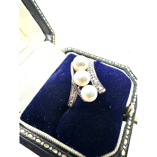 130 - 9ct white gold diamond & pearl ring weight 2.8g