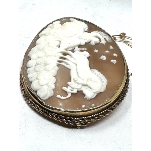 137 - Fine large victorian cameo brooch 9ct gold framed measures approx 6cm by 4.8cm