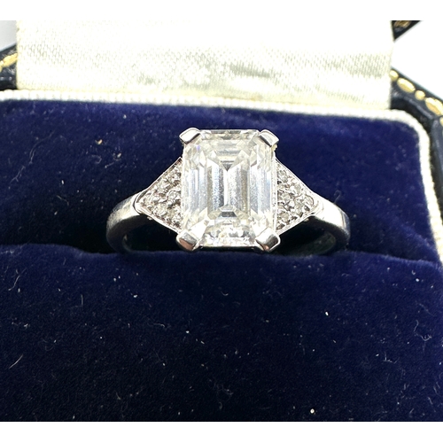 18ct white gold emerald cut diamond ring diamond measures approx 7.5mm by 5.5cm est 1.5ct with diamond shoulders