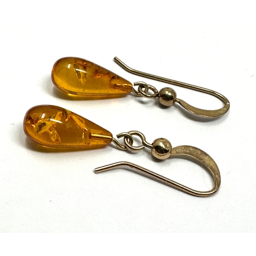 125 - 9ct gold amber drop earrings measure approx 2.5cm drop xrt tested as 9ct gold