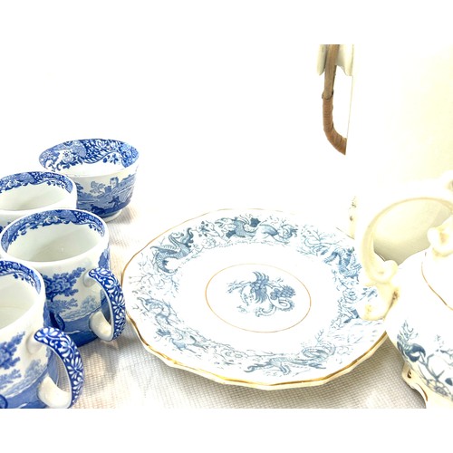 274 - Selection blue and white pottery to include slop bucket, set 6 Spode cups, lidded jar etc