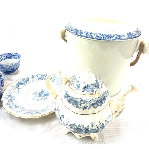 274 - Selection blue and white pottery to include slop bucket, set 6 Spode cups, lidded jar etc