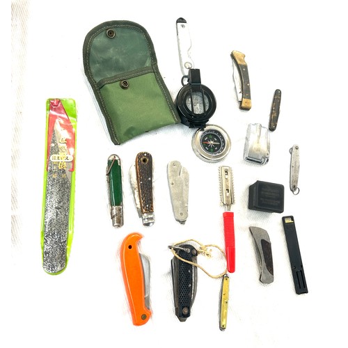 524 - Selectin of pocket knives, compasses etc