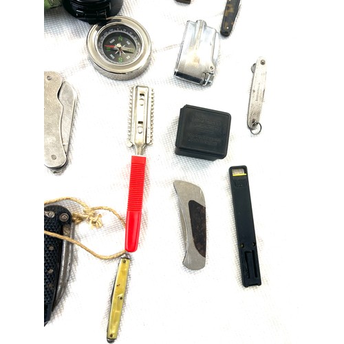 524 - Selectin of pocket knives, compasses etc