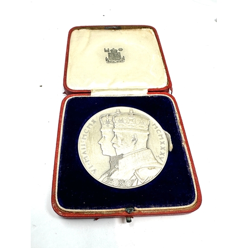 492 - Boxed 1910-1935 royal mint silver coronation medal / coin weight of medal 87g