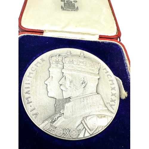 492 - Boxed 1910-1935 royal mint silver coronation medal / coin weight of medal 87g