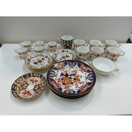 527 - Collection of derby to include 3 bloor derby plates size 22cm c1820-40, cup and saucer 1890 2541 pat... 