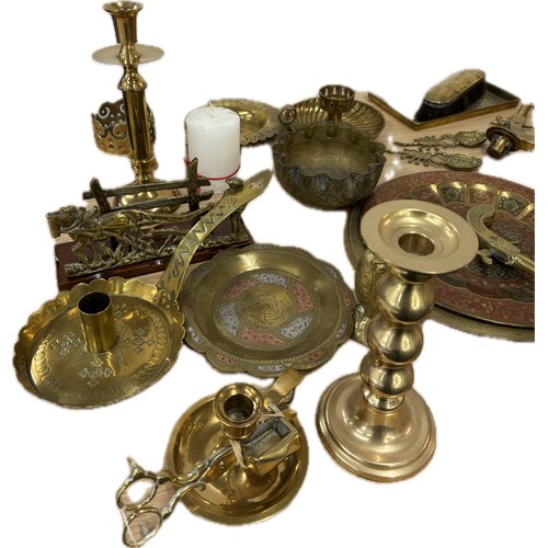 115 - Large selection of brassware to include candlesticks, jugs, plaques, vases, ornaments, small copper ... 