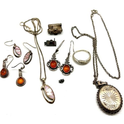 395 - Selection ladies silver vintage and later jewellery to include amber earrings, locket, ring, charms ... 