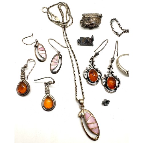 395 - Selection ladies silver vintage and later jewellery to include amber earrings, locket, ring, charms ... 