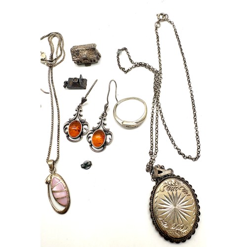 395 - Selection ladies silver vintage and later jewellery to include amber earrings, locket, ring, charms ... 