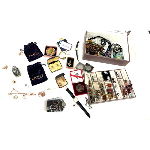 475 - Selection of ladies costume jewellery within jewellery box