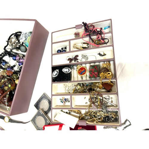 475 - Selection of ladies costume jewellery within jewellery box