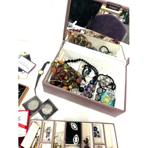 475 - Selection of ladies costume jewellery within jewellery box