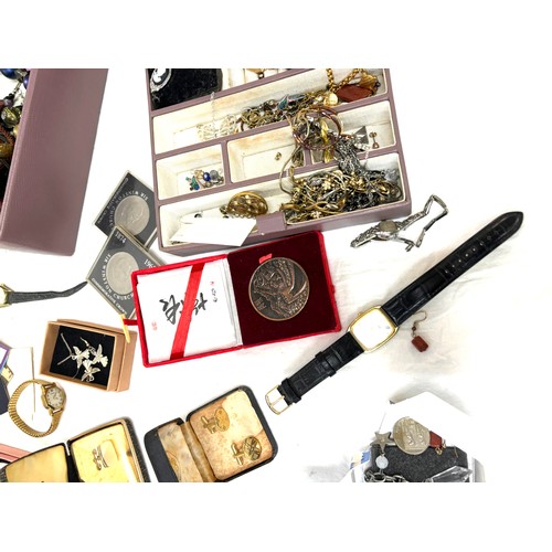 475 - Selection of ladies costume jewellery within jewellery box