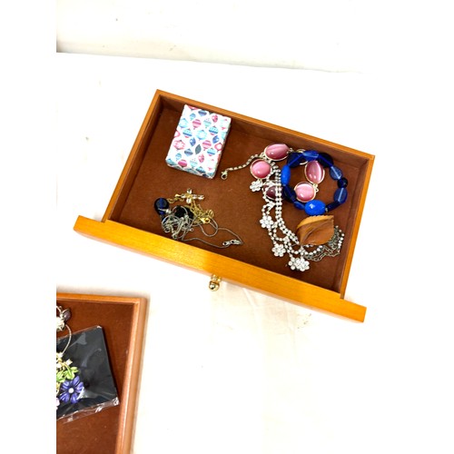 488 - Selection of ladies costume jewellery within jewellery box